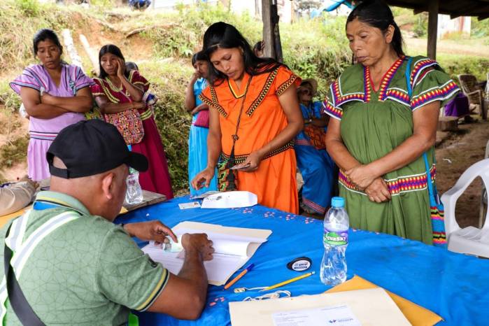Personas registrándose para ayudas sociales con el Ministerio de Desarrollo Social.