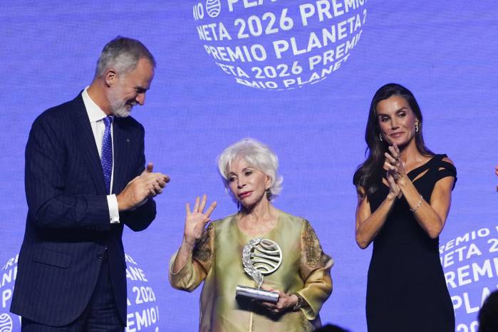La escritora chilena Isabel Allende, acompañada por los reyes de España Felipe y Letizia, gana el Premio Planeta 2026 con 'La hora antes del Alba', en la 75 edición del Premio Planeta de novela, esta noche de jueves en Barcelona.