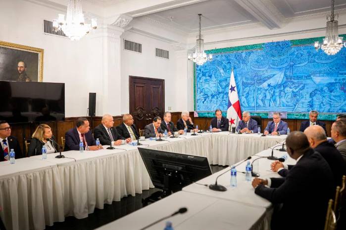 Durante el encuentro en el Palacio de las Garzas, el Ejecutivo abordó la situación minera y futuras reformas políticas y económicas.