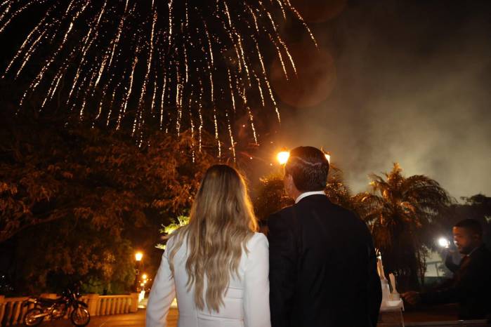 Un espectáculo de fuegos artificiales cerró la recepción organizada por la Embajada de Estados Unidos para conmemorar el 250 aniversario de su independencia, que se celebrará oficialmente el 4 de julio.
