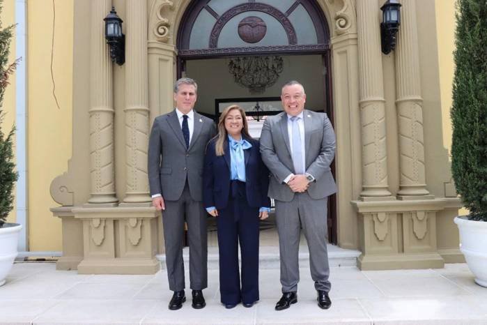 La embajadora Lina Eugenia Ajoy Rojas (c), primera costarricense elegida para liderar la Secretaría General del SICA para el período 2026-2030.