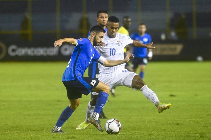 Alexander Roldán (izq.) y Edgar Bárcenas durante un partido entre El Salvador y Panamá en el 2021.