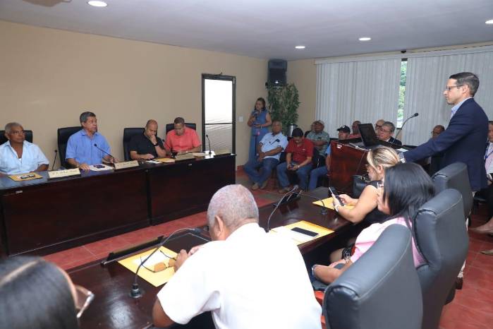 Representantes de Chame conocen beneficios que traerá el tren Panamá-David.