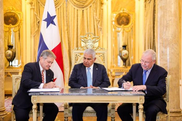 El acuerdo para la incorporación a la Alianza Global de Acción sobre el Plástico fue firmado por el ministro de Ambiente, Juan Carlos Navarro, y el presidente del Foro Económico Mundial, Alois Zwinggi, con el presidente de la República, José Raúl Mulino, como testigo de honor.