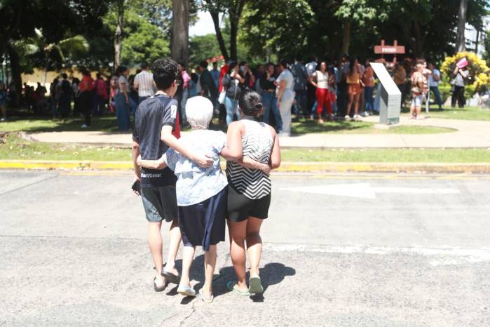 La población en edificios salió de sus viviendas por seguridad, esperando réplicas del terremoto.