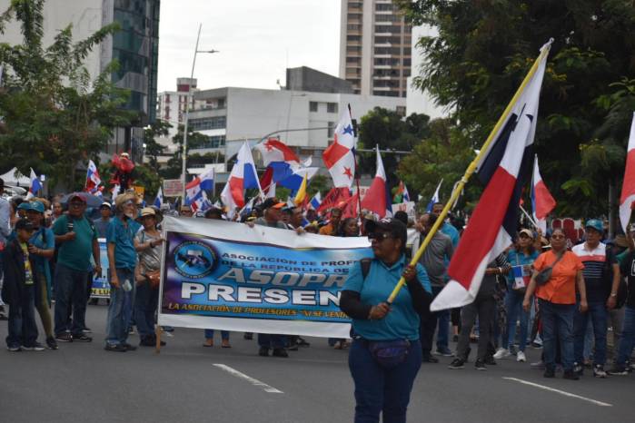 Gremios docentes mantienen la huelga indefinida