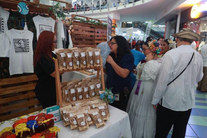 Los asistentes al Conatur aprovecharon para adquirir productos artesanales.