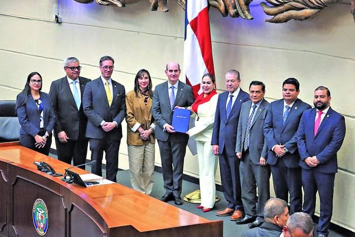 El ministro de Economía y Finanzas presentó el proyecto de presupuesto a la Asamblea.