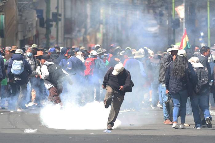Los sindicatos piden la renuncia del presidente Rodrigo Paz en medio de los bloqueos que mantienen incomunicada y desabastecida a la capital boliviana y otros lugares del país.