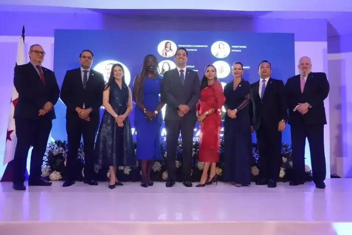 Pablo Torres, segundo de derecha a izquierda, había sido electo para ocupar el puesto hasta 2026.