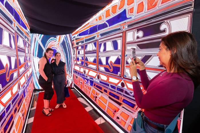 Carolina Pampliega, jefa de Desarrollo de negocios Pinta Group, y la ministra de Cultura Maruja Herrera.