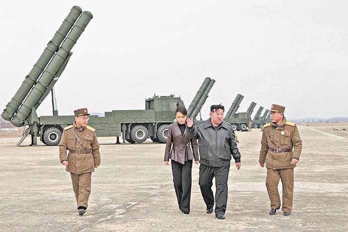 El líder Kim Jong Un durante las prácticas de misiles.