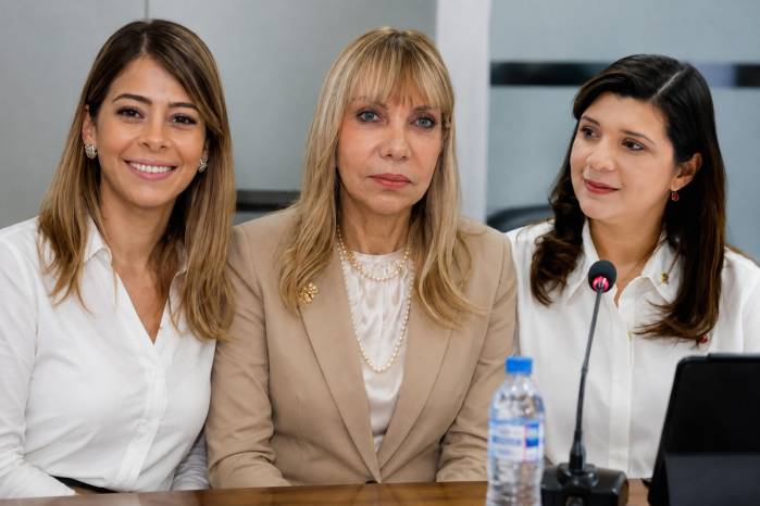 De izquierda a derecha, Sherina Latorraca, la magistrada Zaira Santamaría de Latorraca y la ministra de Trabajo, Jackeline Muñoz.