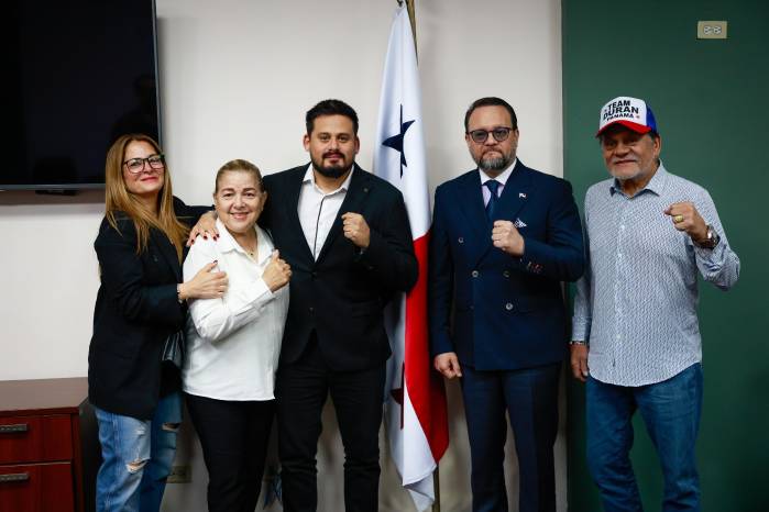 Momentos en que el boxeador panameño Roberto ‘Mano de Piedra’ Durán presentó el proyecto al MICI.