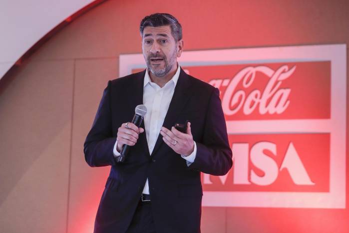 El director de Finanzas de Coca-Cola FEMSA, Gerardo Cruz Celaya, habla durante una rueda de prensa en Ciudad de México.