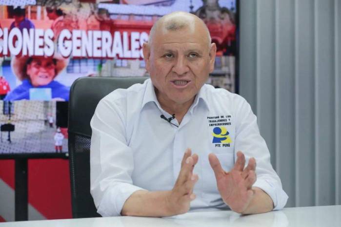 El candidato presidencial peruano Napoleón Becerra, del Partido de los Trabajadores y Emprendedores (PTE-Perú)