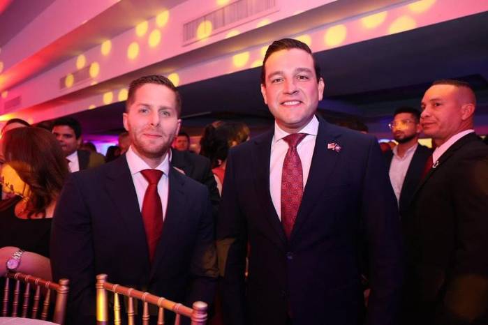 El alcalde de Panamá, Mayer Mizrachi, junto al embajador de Estados Unidos en Panamá, Kevin Marino Cabrera, durante la celebración del 4 de julio.