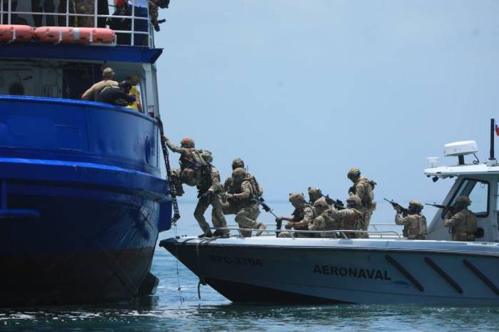 Equipos especiales ejecutan un simulacro de asalto marítimo durante Panamax 2026.