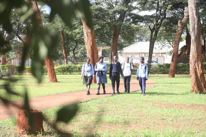 Los jovénes de Kalumbila son beneficiados con diferentes programas educativos que se desarrollan en la zona.