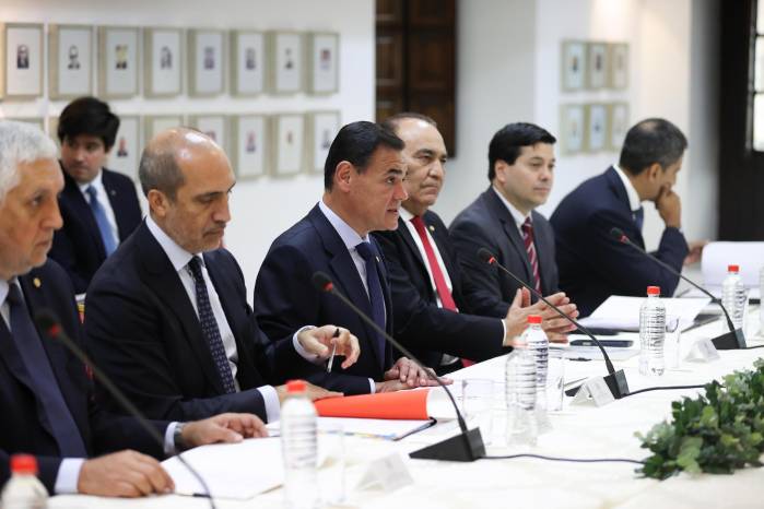 El ministro de Relaciones Exteriores de Paraguay, Rubén Ramírez (c), habla en una reunión con su homólogo de Panamá, Javier Martínez-Acha, este miércoles, en Asunción.