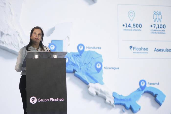 La vicepresidenta de Sostenibilidad del Grupo Ficohsa, Karla Simón, habla en la presentación del informe 'Memoria de Sostenibilidad 2025' en Tegucigalpa (Honduras).