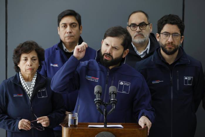 Boric habla junto a la ministra de minería, Aurora Williams (i), y otras autoridades durante una rueda de prensa este sábado, en las oficinas centrales de la División El Teniente en Rancagua.