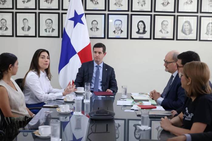 En el encuentro con la ICCO estuvo el vicecanciller, Carlos Hoyos, y la viceministra de Comercio Exterior, Astrid Ábrego.