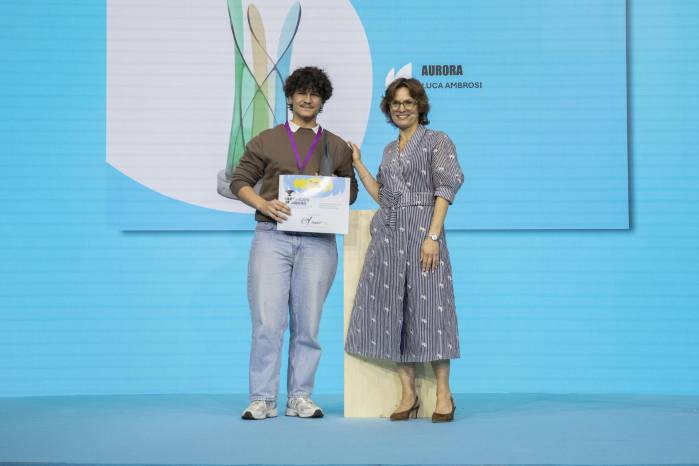 BRUSELAS, 12/06/2026.- El ganador del concurso en el marco del festival New European Bauhaus (NEB), Luca Ambrosi, posa con la comisaria europea de Medioambiente, Jessika Roswall, en Bruselas, Bélgica, el 12 de junio de 2026.