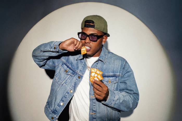 Myke Towers y Taco Bell anunciaron la segunda fase de su colaboración, que incluye dos componentes principales: la intervención de los icónicos sobres de salsa con mensajes inspiracionales y el lanzamiento de una colección ultra limitada de gafas de sol.