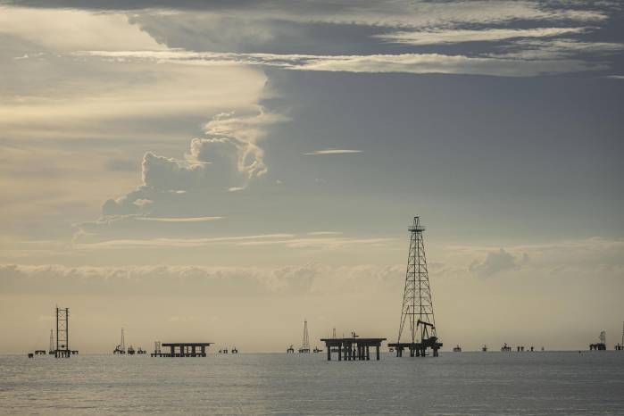 Fotografía de archivo del 31 de enero del 2026 que muestra plataformas petroleras en Cabimas (Venezuela).