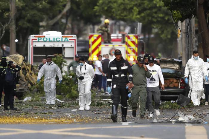 Un integrante de la Fuerza Aérea custodia la zona del atentado tras una explosión en inmediaciones de la Escuela Militar de Aviación Marco Fidel Suárez este jueves, en Cali (Colombia).