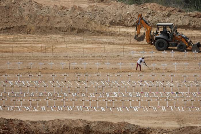 Personas trabajan en el cementerio municipal La Esperanza tras el doble terremoto del 24 de junio en Venezuela, en Parroquia Carayaca, en La Guaira (Venezuela).