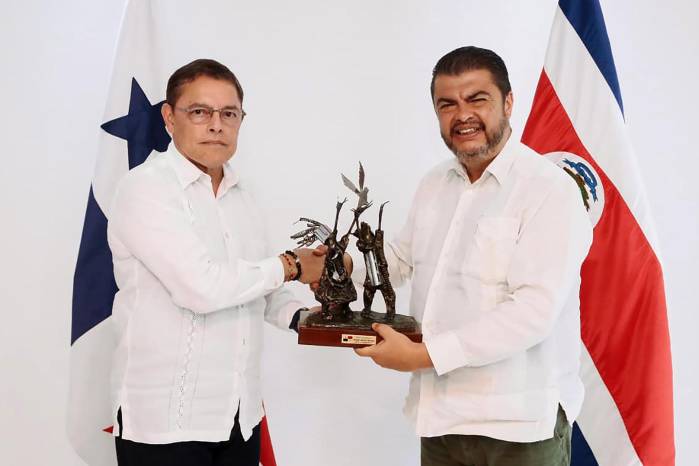 Fotografía cedida por el Ministerio de Seguridad de Panamá que muestra a su ministro Frank Abrego (i), posando junto a su homólogo de Costa Rica, Mario Zamora Cordero.