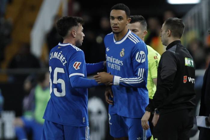 El futbolista inglés del Real Madrid, Trent Alexander-Arnold (c).