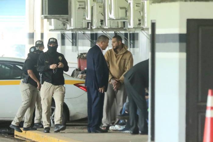 Meilán conversa con Héctor Brands Orozco, hijo del exdiputado, en la sede de la DIJ de Ancón.