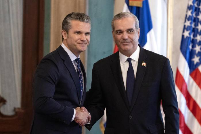 El presidente de República Dominicana, Luis Abinader (d), posa con el secretario de Guerra de Estados Unidos, Pete Hegseth, este miércoles, en el Palacio Nacional en Santo Domingo (República Dominicana).