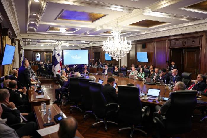 Gobierno restringe viajes al extranjero como contención a la crisis del combustible