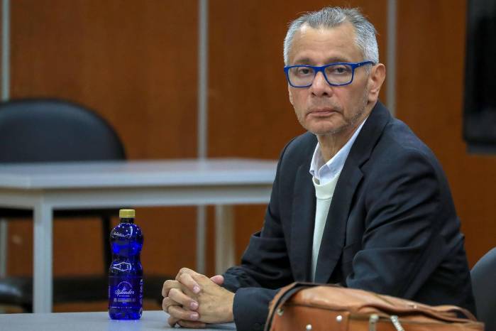 El exvicepresidente de Ecuador Jorge Glas asiste a la sala de audiencias este lunes, en la Corte Nacional de Justicia en Quito (Ecuador).