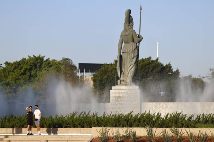 Personas realizan actividades al aire libre este domingo, en la ciudad de Guadalajara en Jalisco (México).