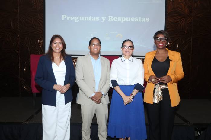 Durante el primer panel, enfocado en la experiencia del paciente, participaron la abogada en Derecho Médico-Hospitalario y Fundadora de Derecho y Salud Panamá, la Dra. Dora Sánchez Pothá, junto con la Dra. Ruth Sarmiento, jefa de calidad del Hospital Santo Tomás.
