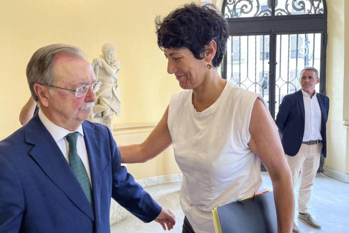 El presidente de la Ciudad Autónoma de Ceuta, Juan Jesús Vivas Lara (i), recibe este lunes a la ministra de Inclusión, Seguridad Social y Migraciones y portavoz del Gobierno, Elma Saiz (d).