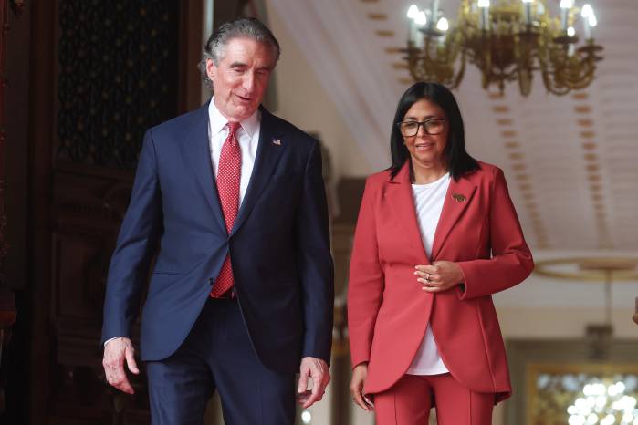 La presidenta encargada de Venezuela, Delcy Rodríguez, camina junto al secretario de Interior de Estados Unidos, Doug Burgum, al finalizar una reunión este miércoles, en Caracas (Venezuela).