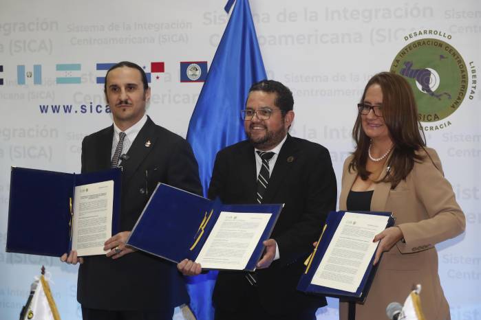 El presidente y fundador de The Embassy of Nature (TEON), VI Marqués de Lises, Luis Felipe Salvador y Campodónico, el secretario general de la Agencia de Promoción Turística de Centroamérica (CATA), Boris Iraheta (c), y la directora ejecutiva de la Secretaria de Integración Centroamericana, Ingrid Figueroa Santamaría, durante la firma en la sede del Sistema de la Integración Centroamericana (SICA), de un acuerdo de cooperación para impulsar una hoja de ruta que busca convertir los recursos naturales y la identidad cultural de Centroamérica en una “plataforma productiva” con capacidad de atraer inversión, reputación y prosperidad.
