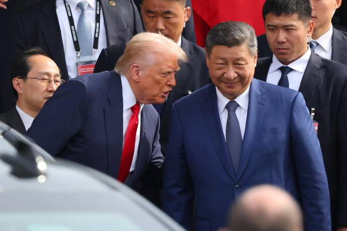 El presidente de EE.UU., Donald Trump, (centro L) habla con su homólogo chino, Xi Jinping (centro R), tras su reunión en una base de Fuerza del Aire en Busan, Corea del Sur, 30 octubre 2025. (Corea del Sur).