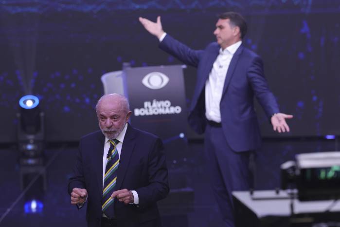 El presidente de Brasil y candidato a la reelección, Luiz Inácio Lula da Silva, y el opositor Flávio Bolsonaro, hablan en el primer debate presidencial este 18 de octubre de 2026, en la sede de Rede Bandeirantes en Sao Paulo (Brasil).