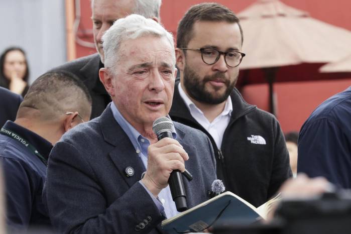 El expresidente de Colombia Álvaro Uribe habla frente a simpatizantes durante un evento este sábado, en Bogotá.
