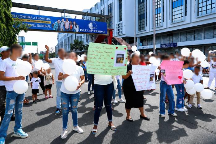 Acompañados por sus padres, 53 niños participaron de la protesta.
