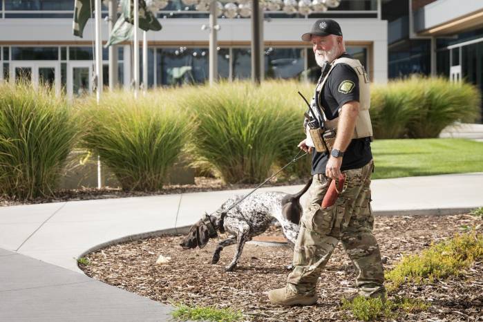 Un policía y una unidad canina patrullan el campus tras el tiroteo contra Charlie Kirk, director ejecutivo y cofundador de la organización juvenil conservadora Turning Point USA.