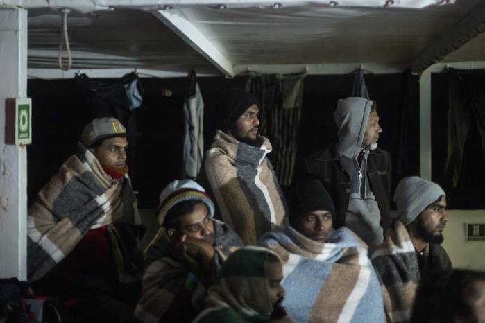 Migrantes en la cubierta del barco Open Arms en aguas del Mediterráneo.