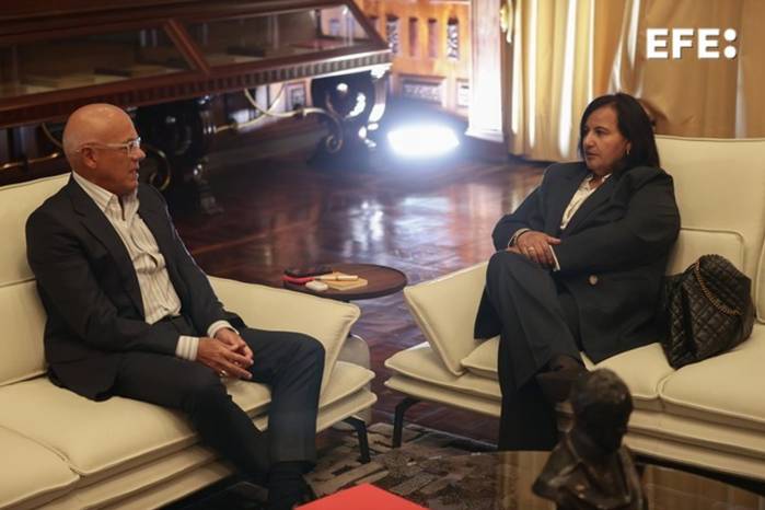 El presidente de la Asamblea Nacional, Jorge Rodríguez (i), habla con la exdiputada Dinorah Figuera durante una reunión este jueves, en Caracas (Venezuela).